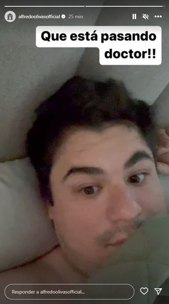 El cantante apareció en sus redes sociales desde la cama de su habitación.