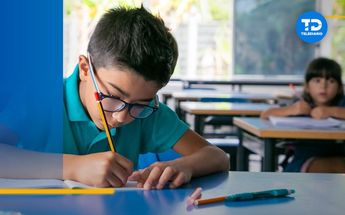 Niños en un salón de clases / Freepik