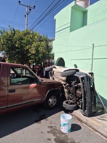 La trayectoria de la Silverado terminó contra un tercer vehículo que permanecía estacionado en el sector.