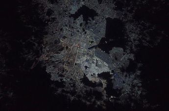 Imagen tomada a 417 kilómetros de distancia de la atmósfera terrestre que muestra la vista nocturna de la CdMx.