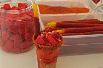 En Renay Mar se pueden comprar "chamolokas" un refrescante dulce picosito para el calor / Melanie Torres