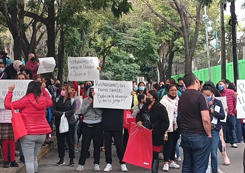 Manifestantes de la primaria Himno Nacional Mexicano / Carlos Tejeda
