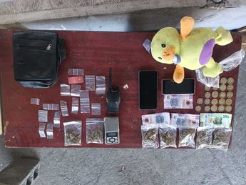 Siete bolsas de mariguana, dinero en efectivo y una báscula digital fue lo encontrado a los detenidos. | Cortesía