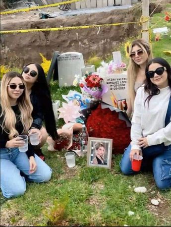 Vivian y otras amigas visitaron la tumba de Valeria Márquez. | Facebook: Barbivvvv