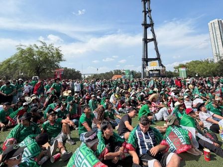 Familias enteras llegaron desde temprano al punto oficial de reunión futbolera en la Sultana del Norte. | Gabriela Garza