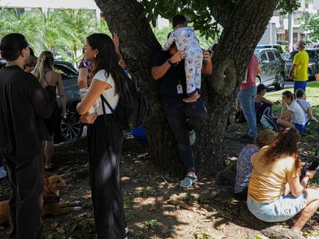 Familias salen a las calles de Panamá tras el terremoto registrado este viernes.