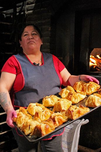 Rocío Cano heredó la panadería El Chino en Zacatlán, marcando así la cuarta generación del negocio / Jesús Zavala