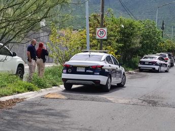 Movilización de autoridades en la escena del crimen en Santa Catarina, Nuevo León. | Agustín Martínez