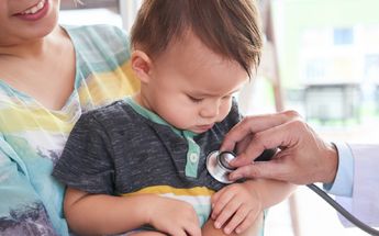 Asistencia médica a los hijos de las beneficiarias del programa Mujeres con Bienestar 2024 / Freepik