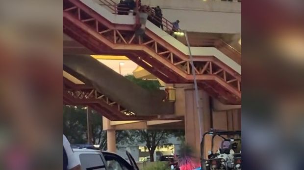 Hombre cae desde las escaleras de la estación del metro Tapia. / Captura