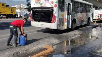 Un camión de ruta urbana derramó combustible en calles del Centro de Monterrey. | Agustín Martínez