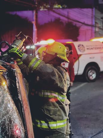 El conductor habría volcado tras perder el control del vehículo. | Israel Santacruz