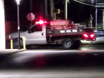 Grúa con vehículo incendiado en Montemorelos, Nuevo León. | Martha Zamora
