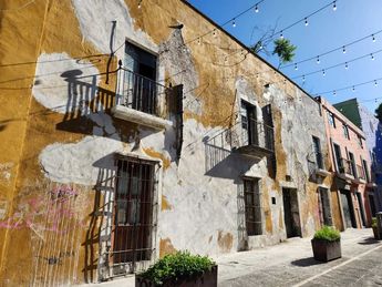 Fachada de casona en Puebla con daño exterior / Leslie Mora