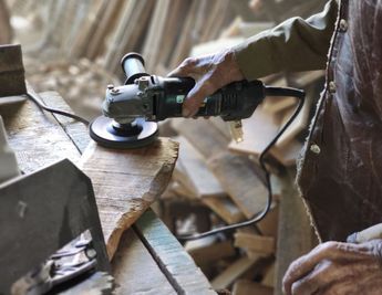 El hombre elabora sus artesanías durante la semana para venderlas los sábados y/o domingos. | Nicole Martínez