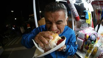 La oferta culinaria incluyó desde clásicos lonches de jamón y carnitas hasta menudo nocturno para acompañar con pan recién horneado.