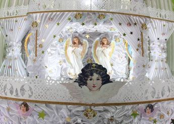 Los altares monumentales de Huaquechula se adornan con imágenes religiosas / Melanie Torres