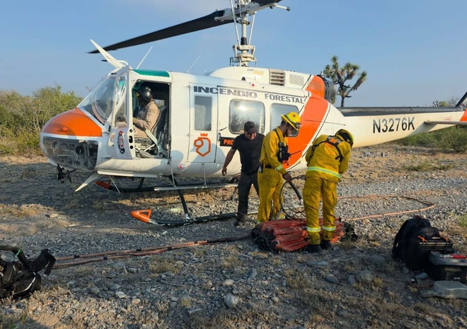 Combaten dos incendios forestales desde el aire en sierras de Nuevo León