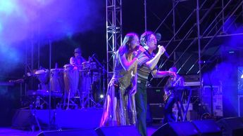 Majo Aguilar cantó junto a Kinky en el escenario. | Ángel Marínez