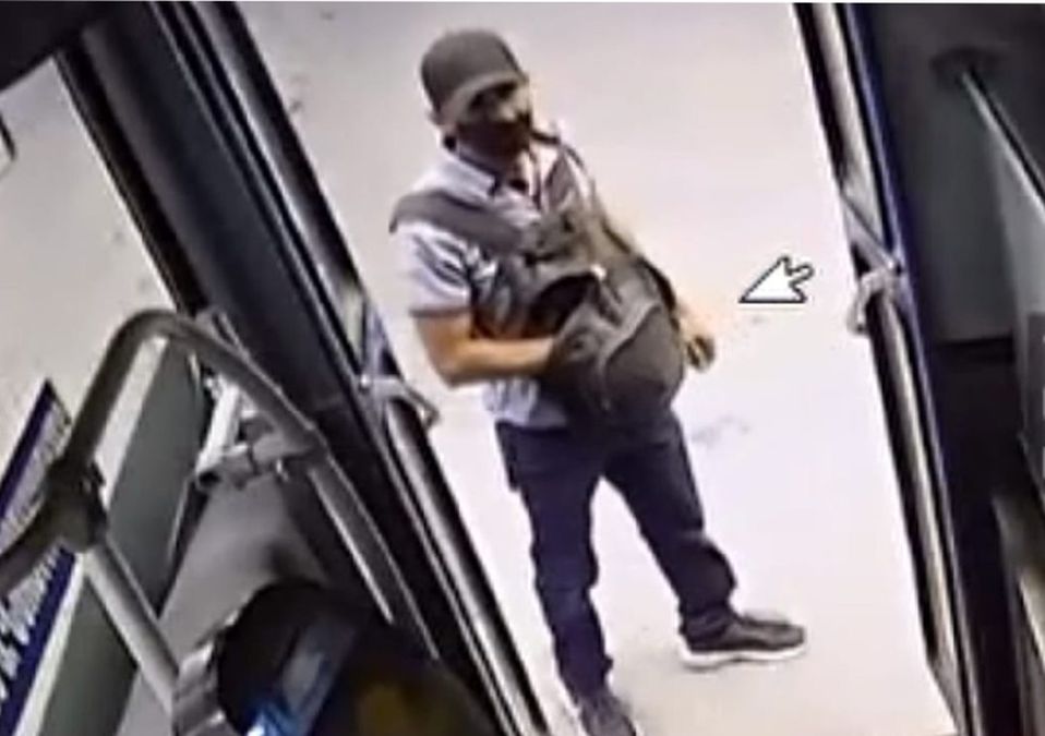 Hombre armado asalta a pasajeros de camión urbano en Centro de Monterrey / Cortesía