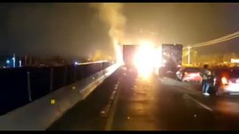 Pipa que transportaba alcohol volcó en autopista Puebla-Tlaxcala