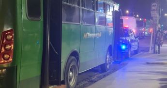 El camión permaneció con la puertas abiertas y fue acordonado como parte de la escena del crimen