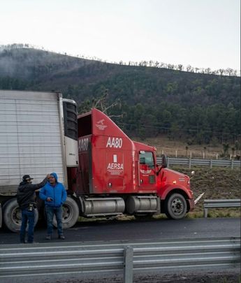 Elementos de emergencia acudieron al sitio para revisar las condiciones del conductor involucrado. | Christian Montelongo