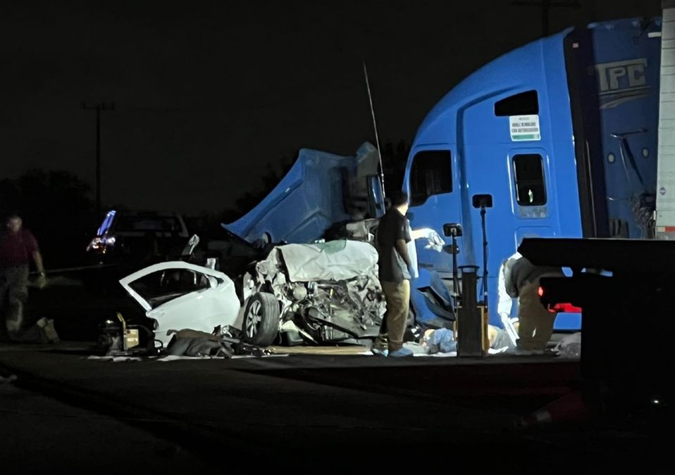 Auto es impactado por tráiler en Marín. | Mayte Villasana