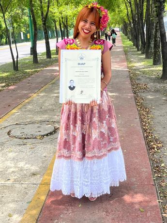 Jaqueline se despertó muy temprano con la emoción de que su mamá la vistiera con el tradicional huipil de tehuana / Cortesía
