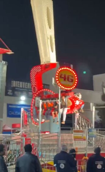 13 personas se quedaron en las alturas tras falla en juego mecánico.
