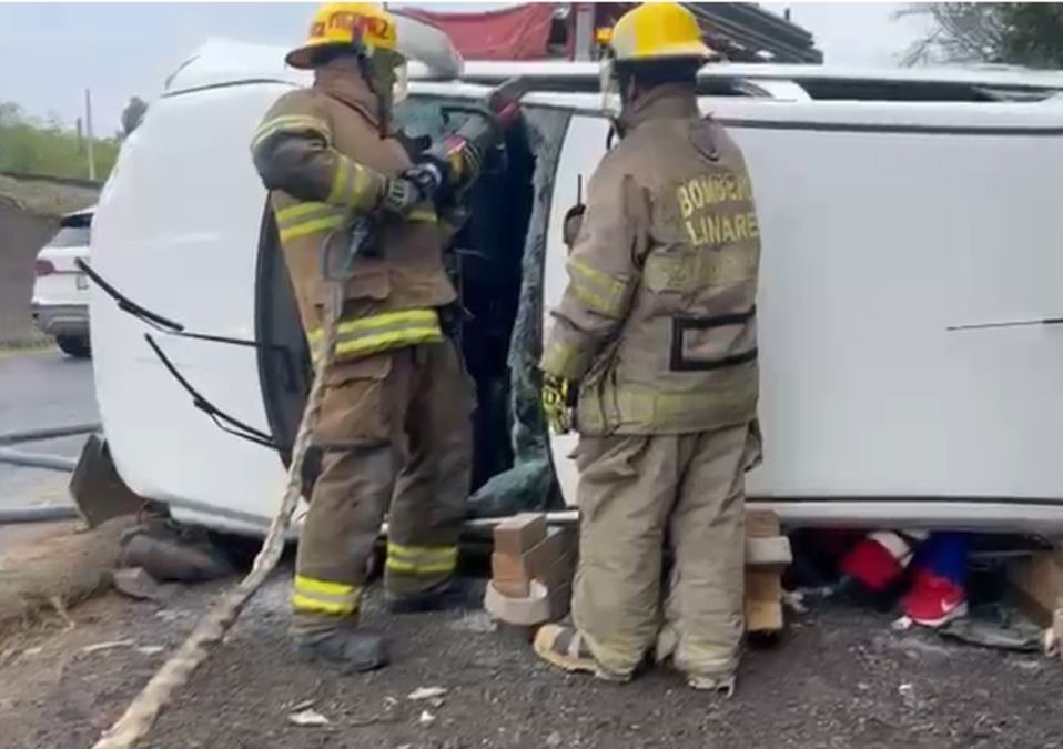Accidente vial en la Carretera Nacional moviliza a cuerpos de rescate tras volcadura de una camioneta.| Especial