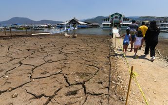 Lago de Valle de Bravo seco / Crisanta Espinoza Aguilar