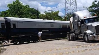 Tráiler choca contra tren en Tabasco