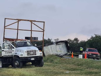 Cuerpos de auxilio sofocar el fuego que aún salía de la camioneta cuando llegaron al sitio. | Martha Zamora