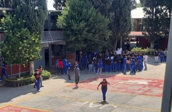Alrededor de 35 padres de familia acudieron a la secundaria para verificar el estado de sus hijos.| Kevin Carranza