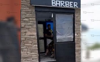 Barbería en caseta de Juárez se viraliza | Especial