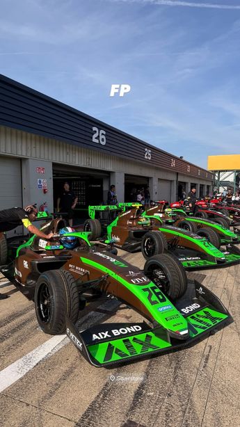 El piloto mexicano avanzó posiciones durante la carrera Sprint celebrada el sábado en Gran Bretaña. (Cortesía)