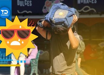 Un hombre se cubre del sol con su mochila ante el intenso calor en Puebla | Melanie Torres