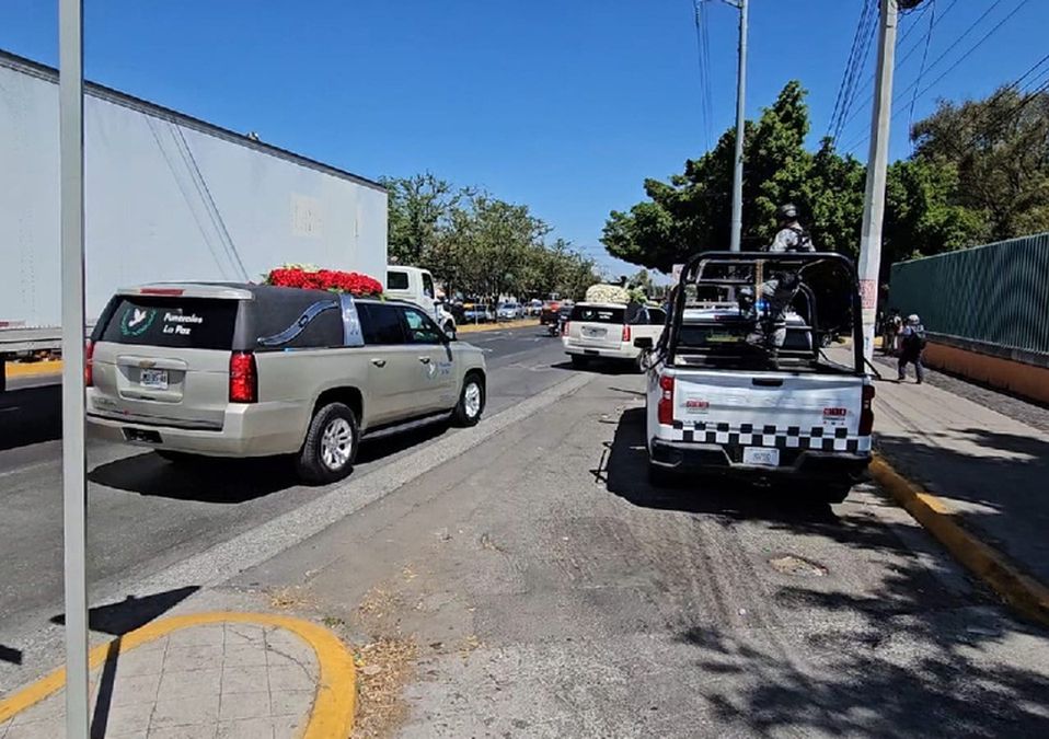 Carrozas con arreglos florales arribaron al panteón ubicado en el cruce de Santa Margarita y Aviación, en Zapopan