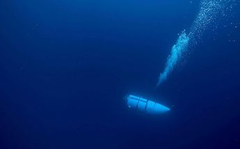 Esta imagen sin fecha, cortesía de OceanGate Expeditions, muestra su sumergible Titán durante un descenso / AFP