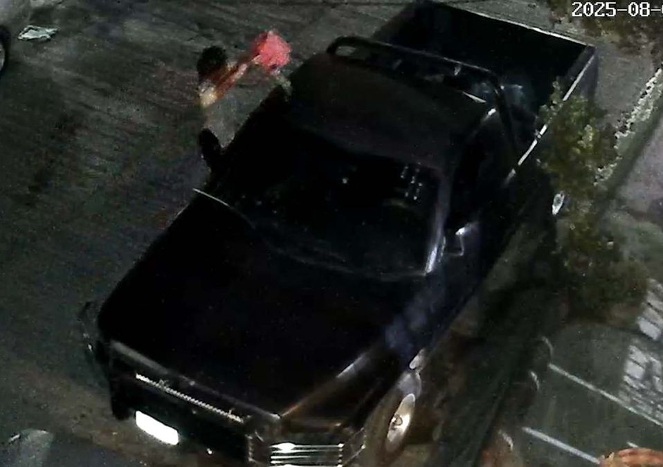 Cámaras de seguridad grabaron el momento en que el hombre rocía gasolina a la camioneta en Guadalupe. | Cortesía