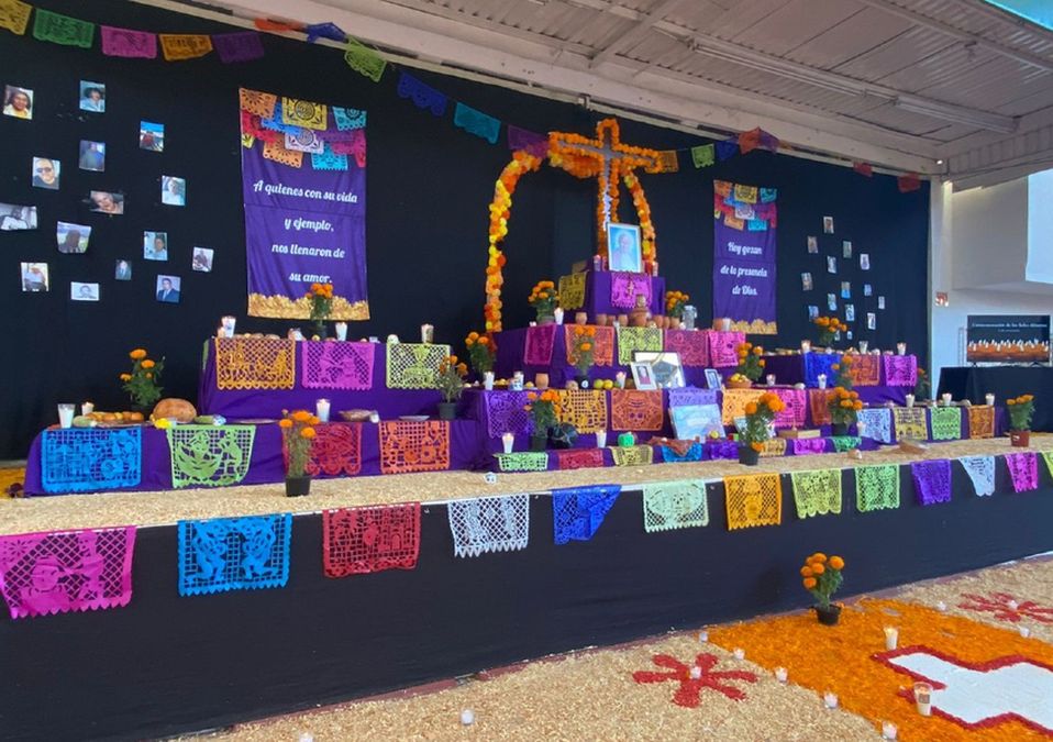 Dedica colegio de Guadalupe altar de muertos a familiares fallecidos por Covid-19 