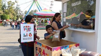 Donativo de frijol en los contenedores de la taquilla en el recinto ferial para obtener el beneficio del 2x1 | Imagen ilustrativa Gemini