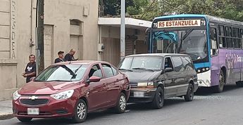 Un auto Chevrolet compacto, una camioneta de modelo no reciente y la ruta urbana fueron los protagonistas del incidente. | Erik Solheim Rocha
