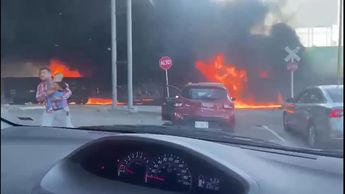 Incendio en Aguascalientes tras choque entre pipa Pemex y tren