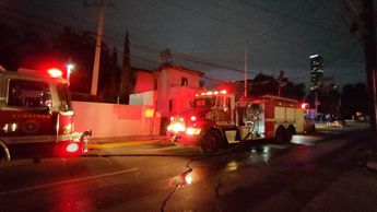 Bomberos Nuevo León y Protección Civil de Monterrey atendieron el incendio y lograron sofocarlo. | Agustín Martínez