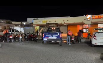 Autoridades llegaron para investigar lo sucedido en Plaza Altea. | Vicente Torres