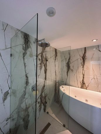 Baño de Karely Ruiz. | Especial