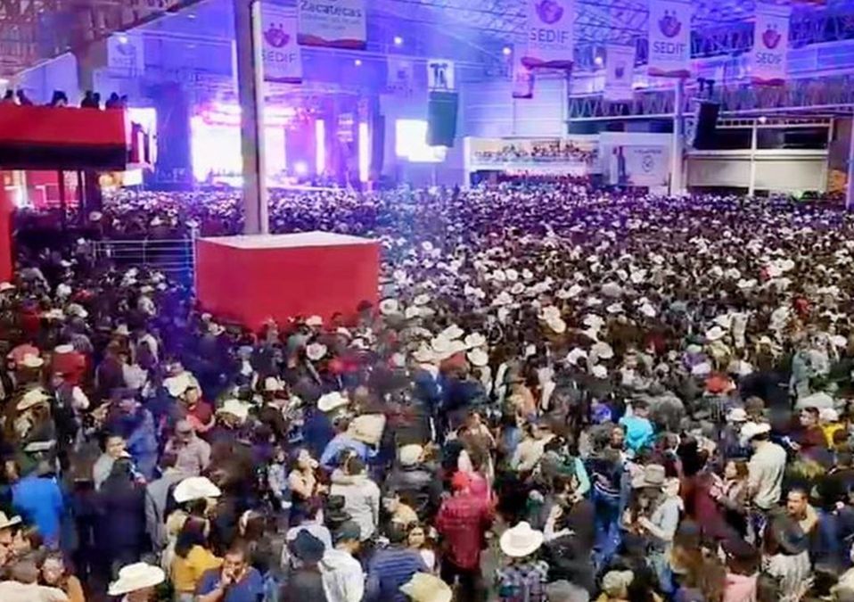 Asistentes ingresan por la fuerza a Feria Nacional de Zacatecas y toman escenario. | Especial