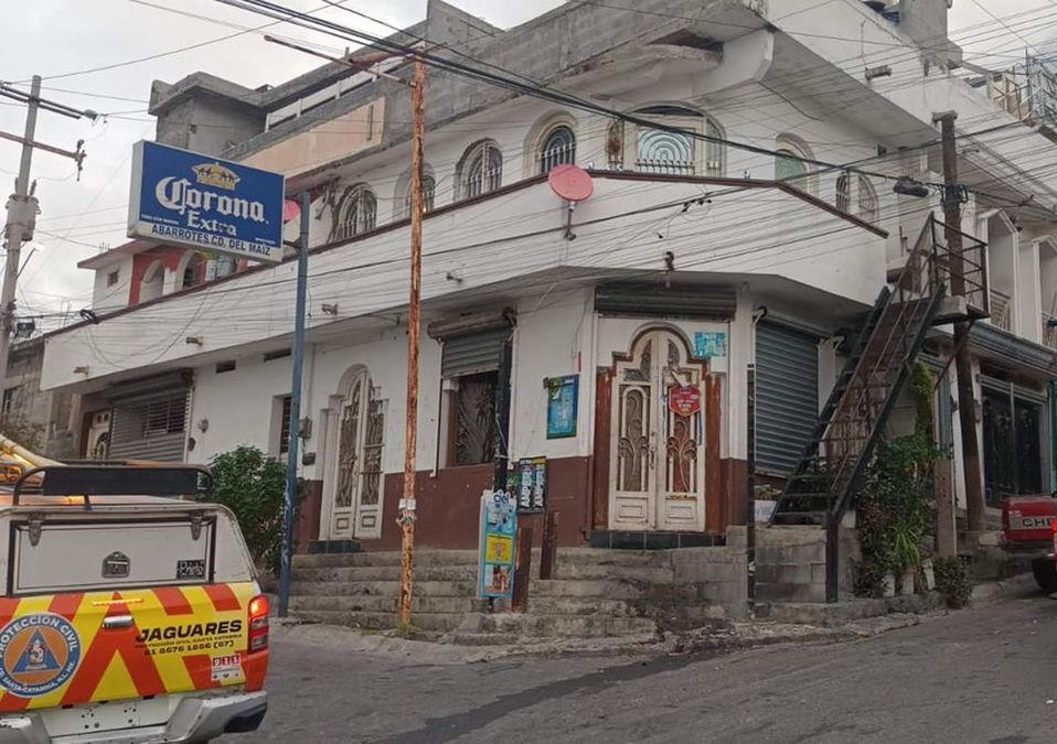 Hombre recibió descarga eléctrica y cayó de segundo piso. | Fabricio Gallegos